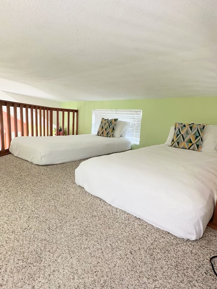 Две единични легла в таванското помещение. 