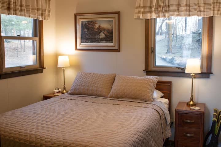 二楼卧室 - 标准双人床