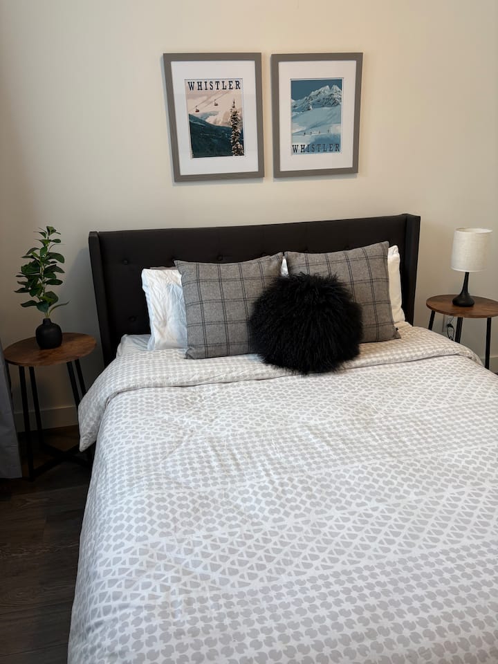 Главна спална соба со брачен кревет (широк 150-179 см)