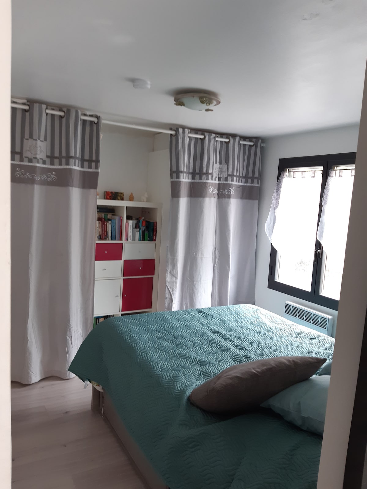 Bedroom with a double bed. Sheets and blankets provided, pillows as well. Electric heating.
Access to the bathroom directly from the bedroom.
Storage for suitcases and hanging racks for clothes. Books available