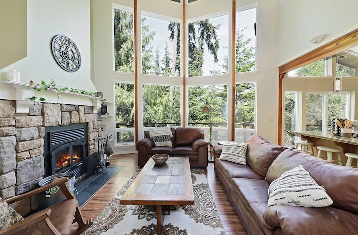 Luxury Forest Retreat With Garden, Fire Pit & Deck - Freeland, WA