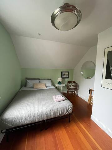 Spacious 4 BR Cottage Near The Beach – 3 Min Walk gallery image 4