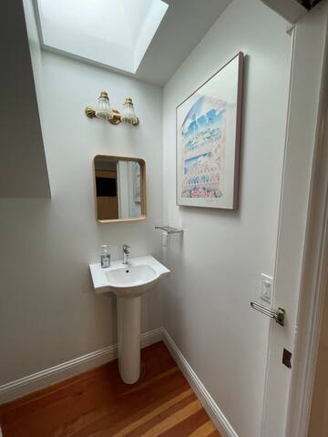 Spacious 4 BR Cottage Near The Beach – 3 Min Walk gallery image 5