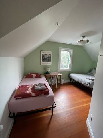 Spacious 4 BR Cottage Near The Beach – 3 Min Walk gallery image 3