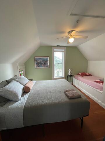 Spacious 4 BR Cottage Near The Beach – 3 Min Walk gallery image 2