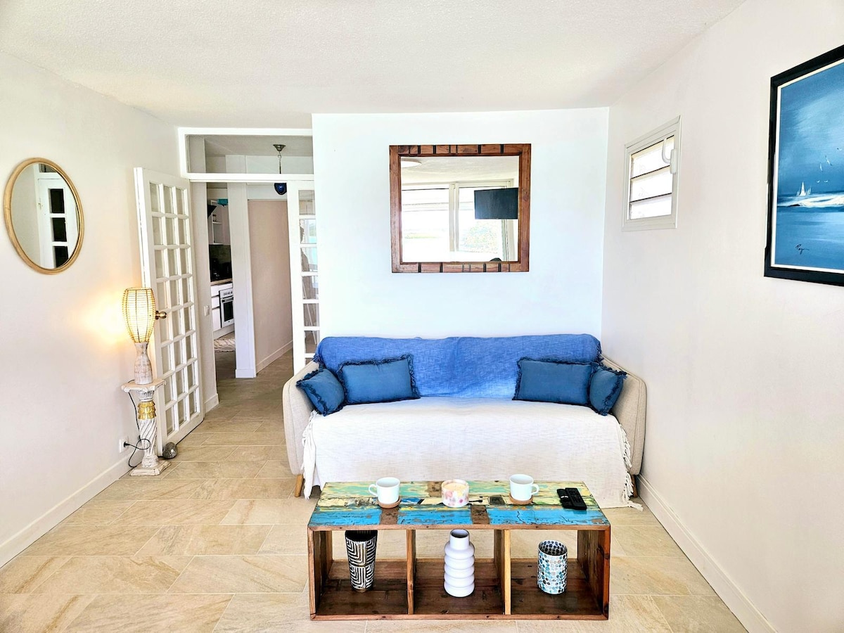 Obývacia izba ponúka rozkladaciu pohovku so skutočným 160 cm matracom.