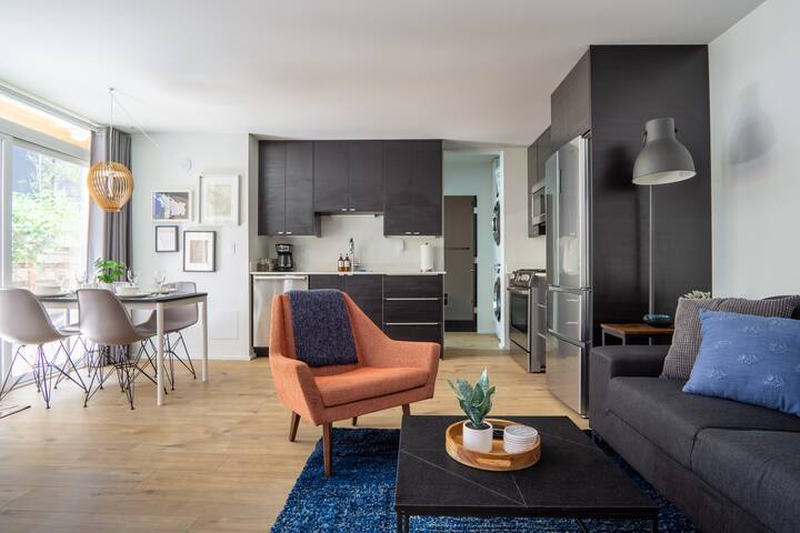 Luxe Apartment! 95 walk score, Laundry, Patio!