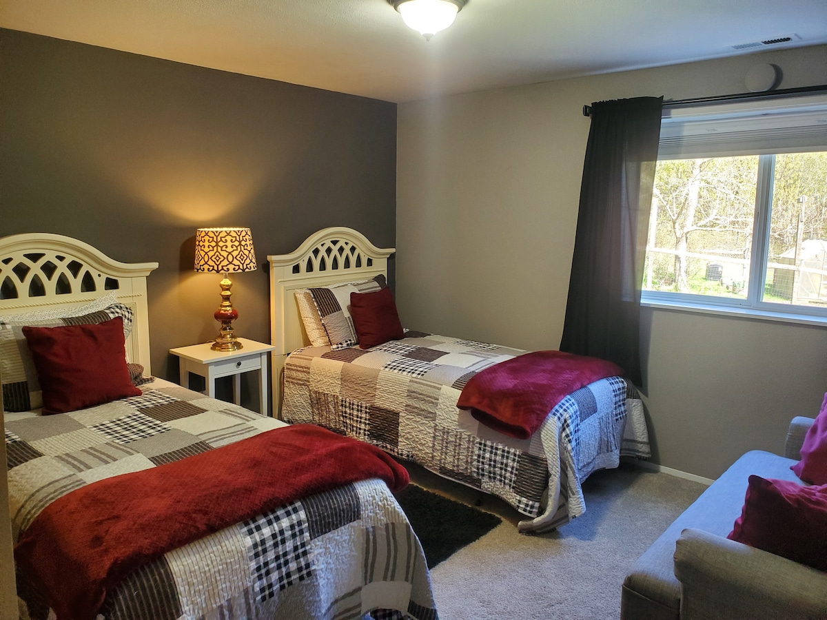 בחדר השינה השני יש  שתי מיטות יחיד.