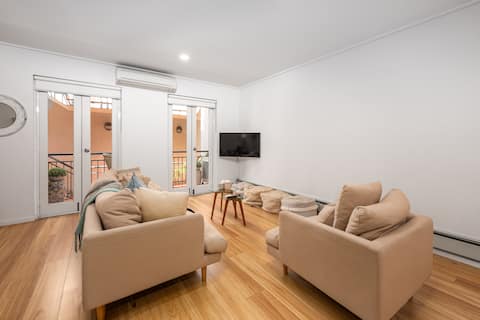 Top Airbnb: Modern 2BD off Bustling Lygon St + Secure Parking in Carlton