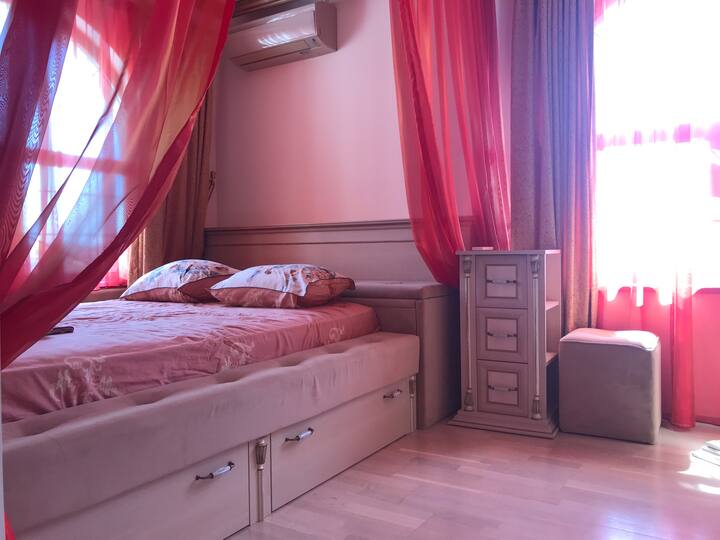 卧室配有一张大床。