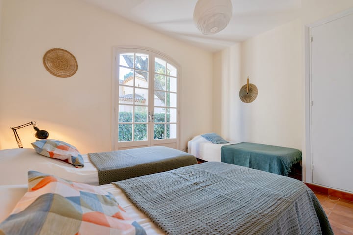 Esta habitación se puede configurar de la siguiente manera: 3 camas individuales de 80 cm o una cama doble de 160 cm con cubrecolchón y una cama individual enfrente. Por favor, indique su preferencia al hacer la reserva.