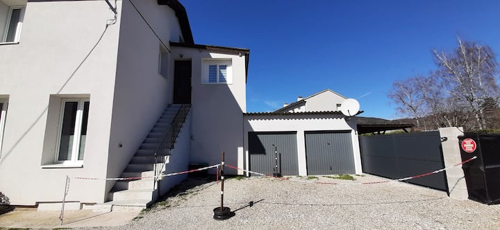 Appartement Non Fumeur Avec Escaliers Et Parking. - Nantua