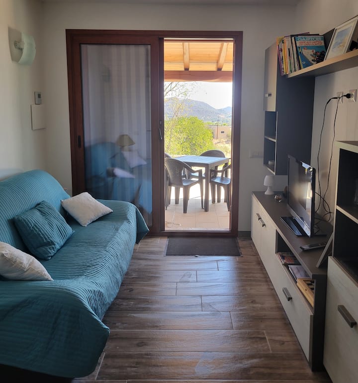 Salón con sofá fijo de 3 plazas