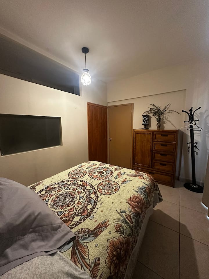 спалнята е малка, но много удобна, с изглед към градината, помещението е много уединено