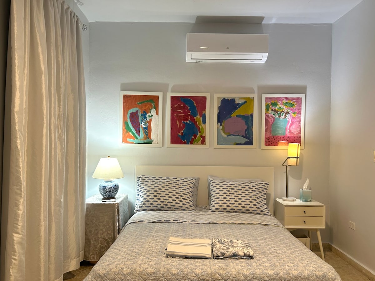 Dormitorio 2: la habitación azul. aire acondicionado, ventilador, luces de lectura, cajones, armario, cortinas opacas.