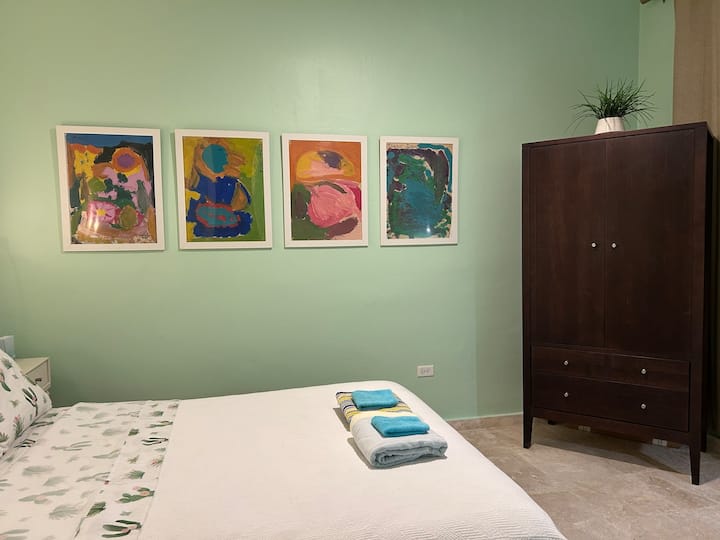 ห้องนอน #1 (ห้องสีเขียว) มีเครื่องปรับอากาศพัดลมและตู้เสื้อผ้า ไฟอ่านหนังสือข้างเตียง 2 ดวงถังขยะหน้าต่างบานใหญ่หันหน้าไปทางด้านนอกของอาคารพร้อมม่านบังแดด ผ้าเช็ดตัวและผ้าเช็ดตัวชายหาด ไม่มีขั้นบันไดเมื่อเข้าไปในอพาร์ทเมนท์ 