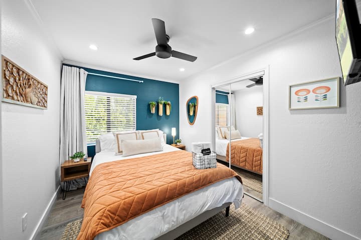 2nd Bedroom - Comfortable bedroom equipped with comfy, memory-foam topped queen bed, Smart TV w/ Roku for your apps - Bedside Lamp w/ USB Ports for Charging