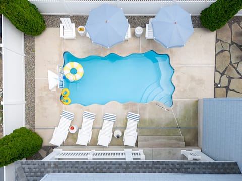 6 BR Luxury Home, Heated Pool Open Until October!