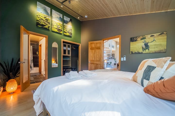 Друг поглед на спалната соба на главниот кат и нејзината бања.