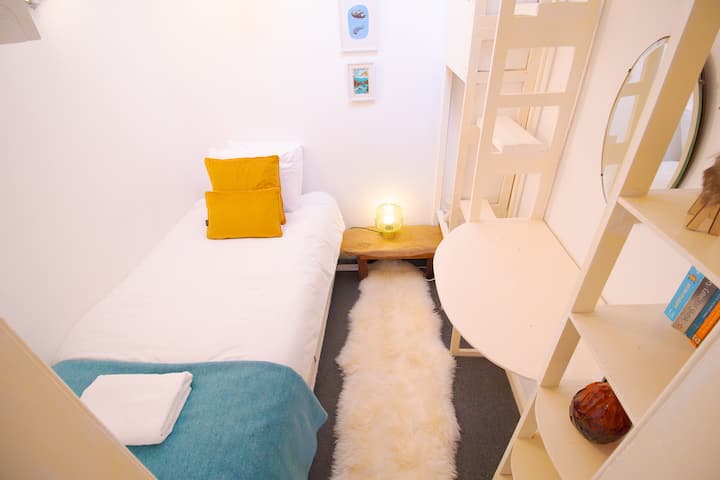 Საძინებელი 3 მყუდრო სივრცეა, რომელიც იდეალურია მარტოხელა მოგზაურებისთვის ან ბავშვებისთვის. 