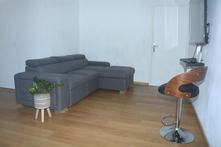 Cozy and bright space, ideal for gatherings for families or groups of friends. Flat screen TV connected with channels via fiber for your movie evenings or moments of rest, in a simple and pleasant atmosphere