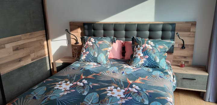 Spacious and bright, this room welcomes you with a king size bed and quality bedding. The atmosphere is soft, ideal for a real rest after a day of discovery under the wild southern sun.