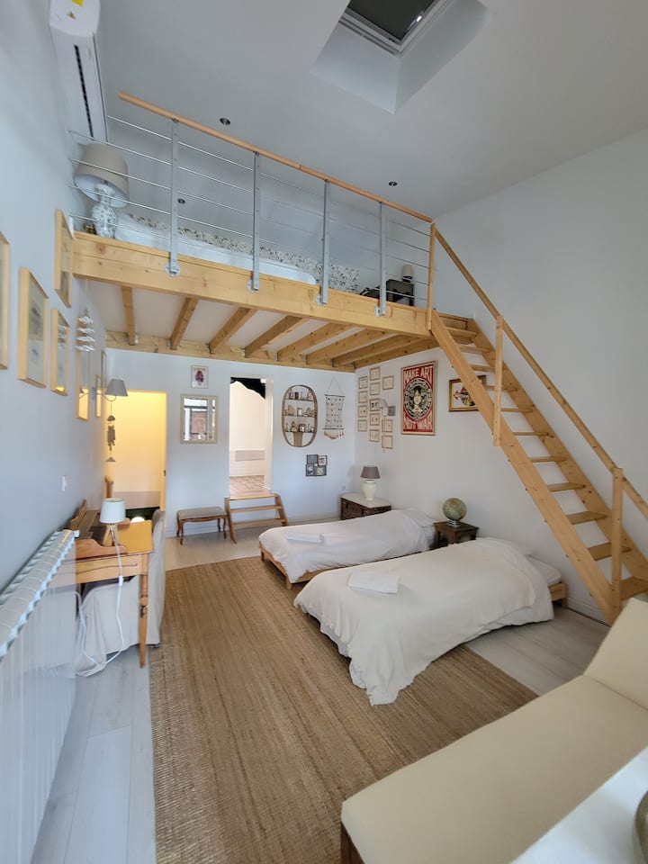 Vitanda 2 vya mtu mmoja chini na kitanda cha watu wawili kwenye mezzanine.
Unaweza kupata video ya sehemu ya usiku kwenye insta @ 119quaimistralpage