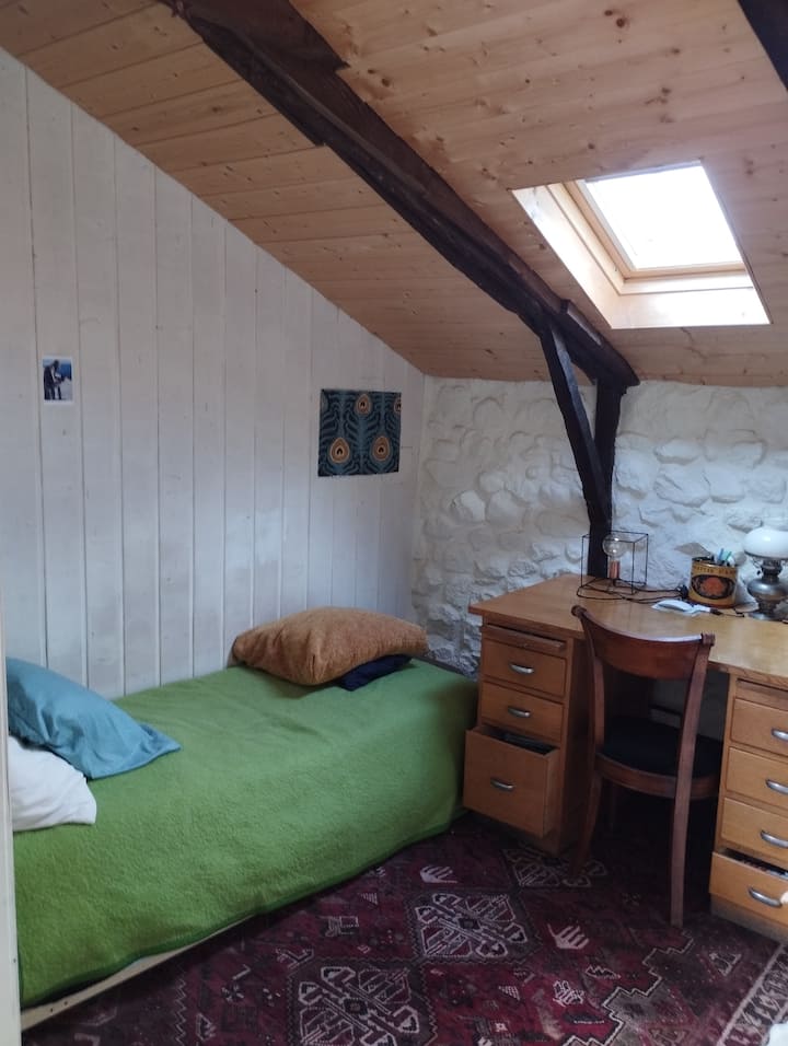 顶层小卧室，配有一张单人床和书桌