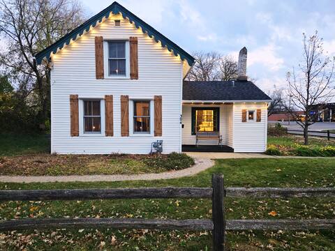The Tailor House: 2BR w/ Hot Tub near Woodstock Sq