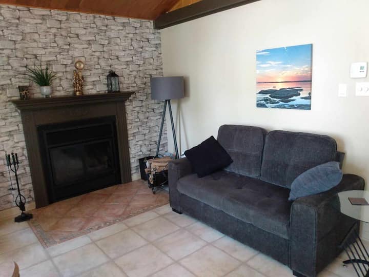 Sofá cama doble en la sala de estar