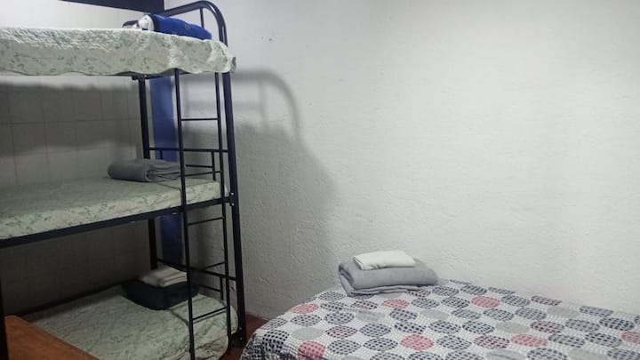 חדר משפחה או קיבולת קבוצתית 5 אנשים
