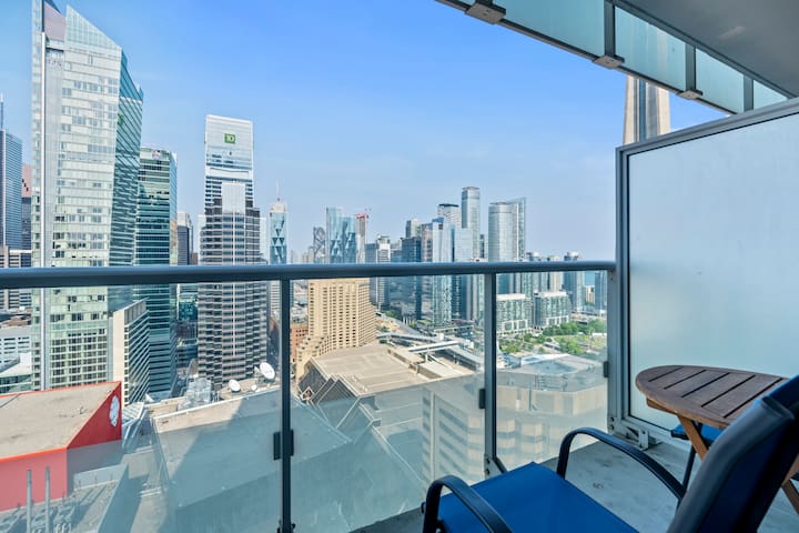 ⭐️KING Bed Luxury Condo – CN Tower View + Parking⭐️