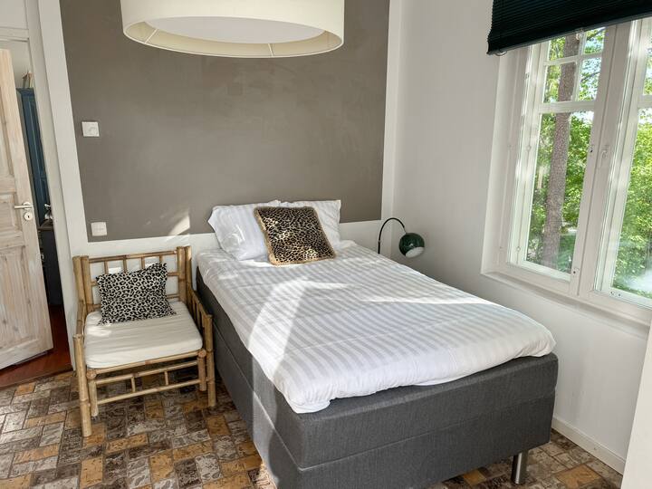 Chambre 4 (12 m2) : lit de 120 cm de large, 2 couchages, balcon français.