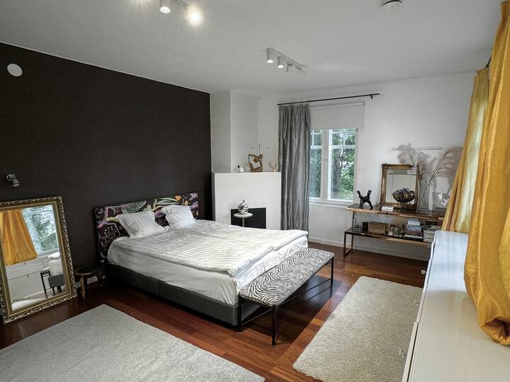 La chambre principale avec un balcon. La chambre dispose d'une ventilation mécanique (koneellinen ilmanvaihto).