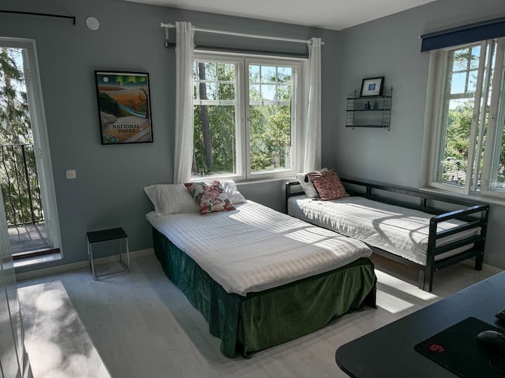 Chambre n° 2 (25 m2), possibilité d'avoir deux lits séparés : 120 x 200 cm + 80-140 x 200 cm Capacité de 2 à 4 personnes