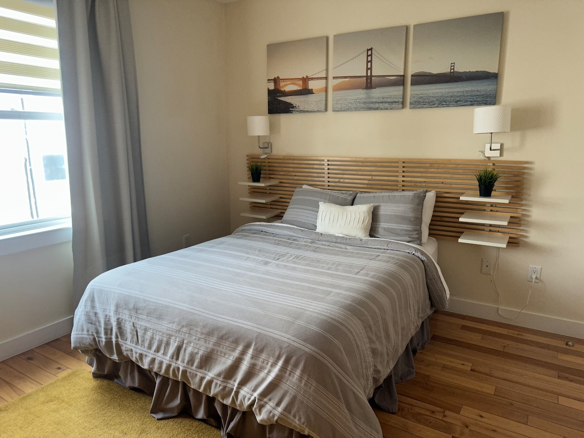 בחדר השינה הראשי יש מיטת קווין סייז.