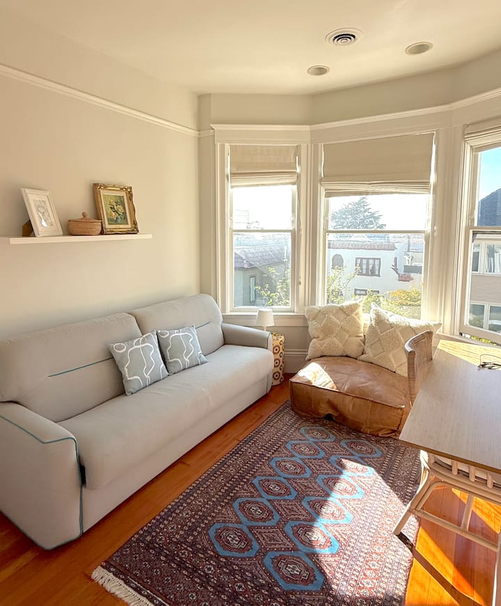 La camera da letto anteriore ha un divano letto estraibile di fascia alta con un materasso queen-size, una scrivania regolabile e un monitor. 