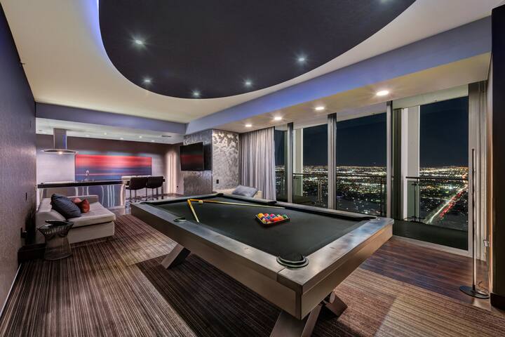 2 Bedrooms-Strip View-PoolTable-3 King Beds-Arcade gallery image 3