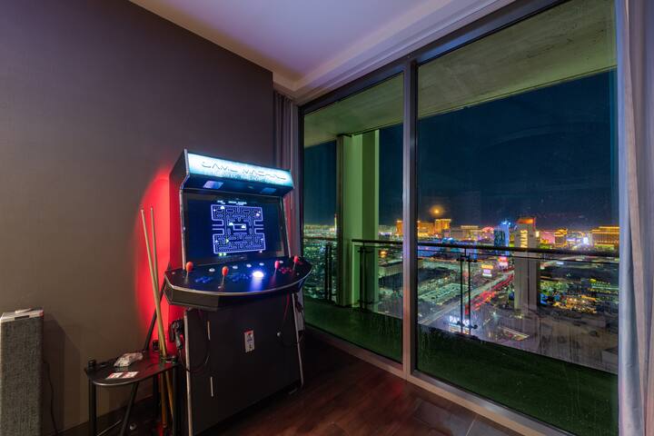 2 Bedrooms-Strip View-PoolTable-3 King Beds-Arcade gallery image 5