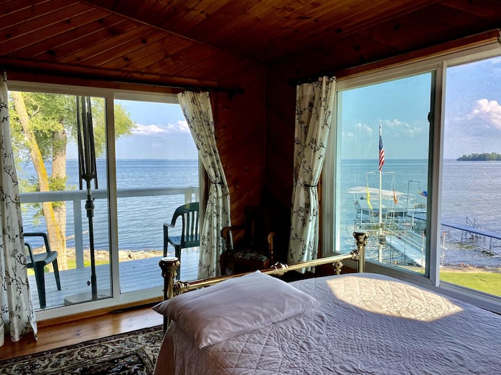美丽的海湾景观。  阳台可俯瞰院子和海湾。