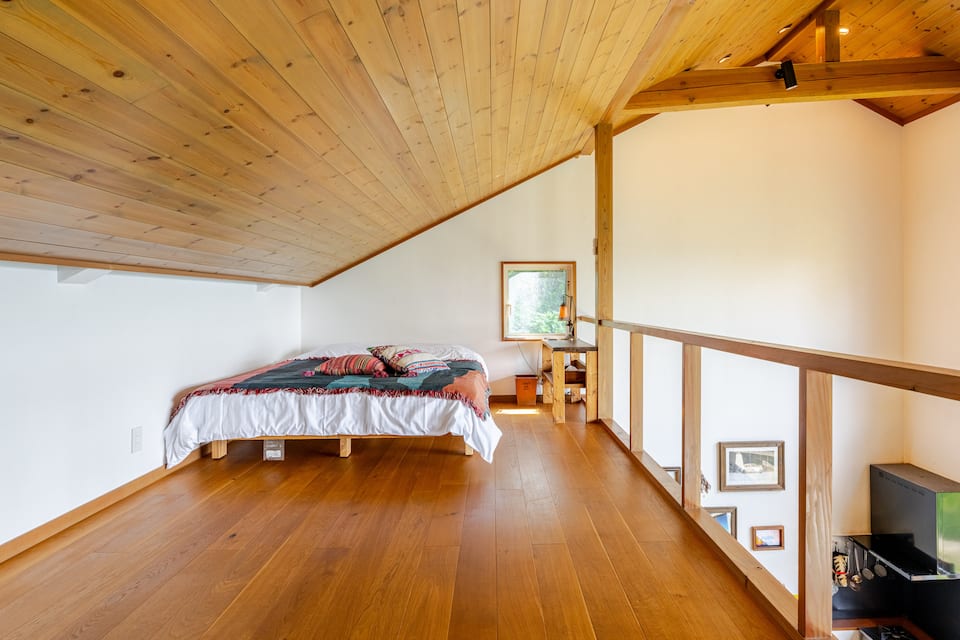 A lakeside cabin with a wood-fired sauna, Lake Nojiri, Nagano, Japan, photo 9 of 10