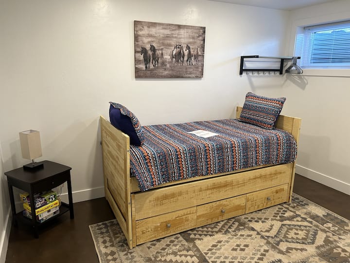 Lit jumeau avec lits jumeaux en dessous. 