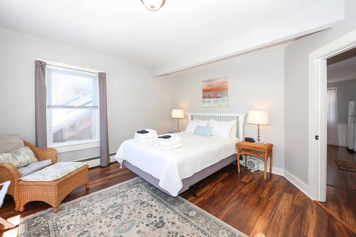 Spacious 3 Bedroom on Thames Street W/Parking gallery image 3