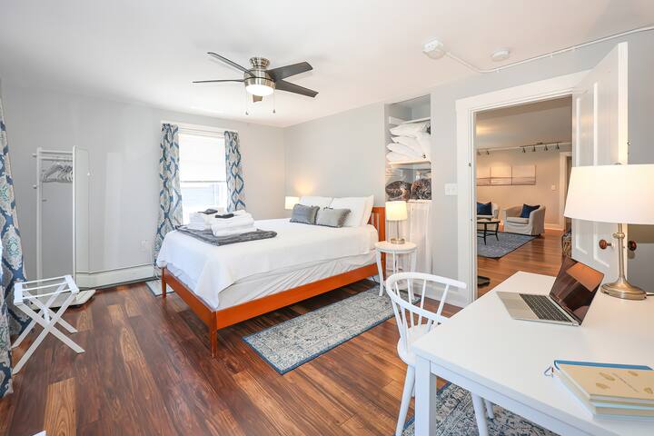 Spacious 3 Bedroom on Thames Street W/Parking gallery image 2