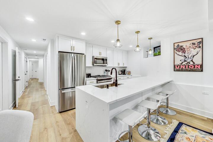 East Lincoln Park Gem: Spacious 4BR apartment with gallery image 3