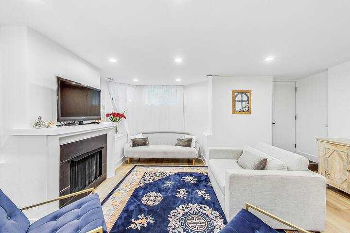 East Lincoln Park Gem: Spacious 4BR apartment with gallery image 4