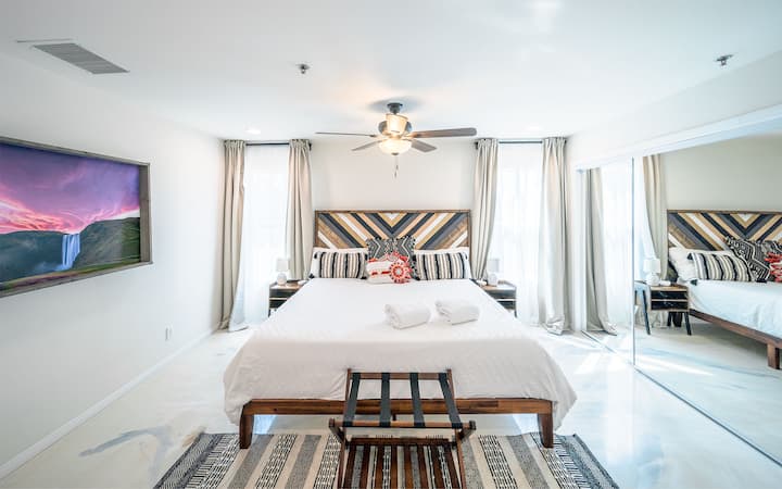 Cette chambre spacieuse dispose d'un lit king-size, d'une tête de lit personnalisée, d'un matelas en mousse à mémoire de forme et de fenêtres lumineuses. Les stores qui assombrissent la pièce vous permettent de dormir.