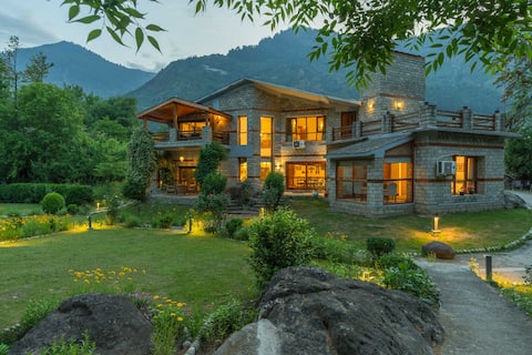 Moet’s Waterfront | Luxury Hill & River StayVista