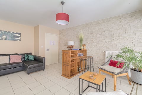 Top Airbnb: Le Lounge - 2-bedroom apartment ideal for families & friends - garage & air conditioning in Metropolis Of Lyon
