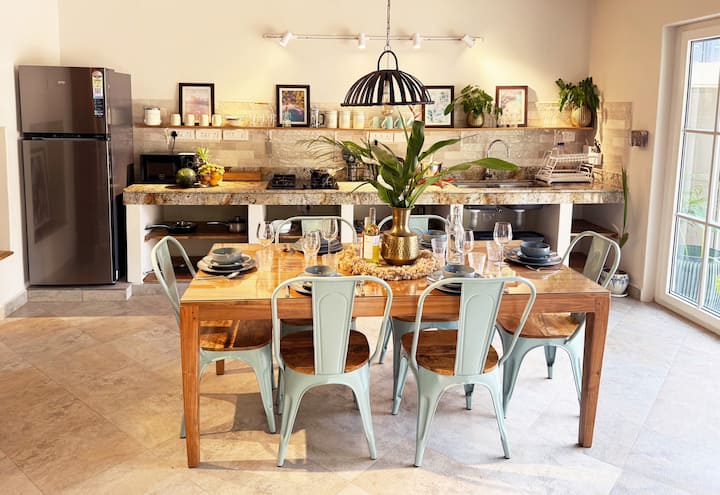 Whether you are an enthusiastic cook or simply want the option, your kitchen at Villa Artjuna has everything you need: a gas stove, microwave, mixer, toaster, pots, pans, crockery to cutlery. Perfect for a delightful home-cooked meal in your holiday.